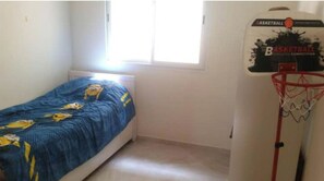 2 habitaciones, tabla de planchar con plancha y cuna de viaje 