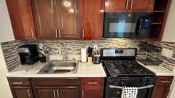 Een koelkast, een microgolfoven, een kookplaat