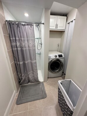 Chuveiro, toalhas de banho, papel higiênico 