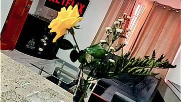 ์ผ์ด๋ธ ์ฑ๋ ์์ฒญ์ด ๊ฐ๋ฅํ 48์ธ์น ํ๋ฉด TV, TV, ๋ทํ๋ฆญ์ค