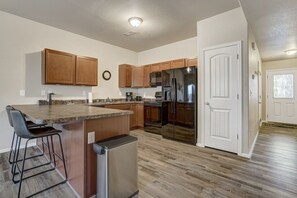 Frigorifero, microonde, forno, piano cottura