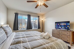 3 habitaciones, tabla de planchar con plancha, wifi y ropa de cama 
