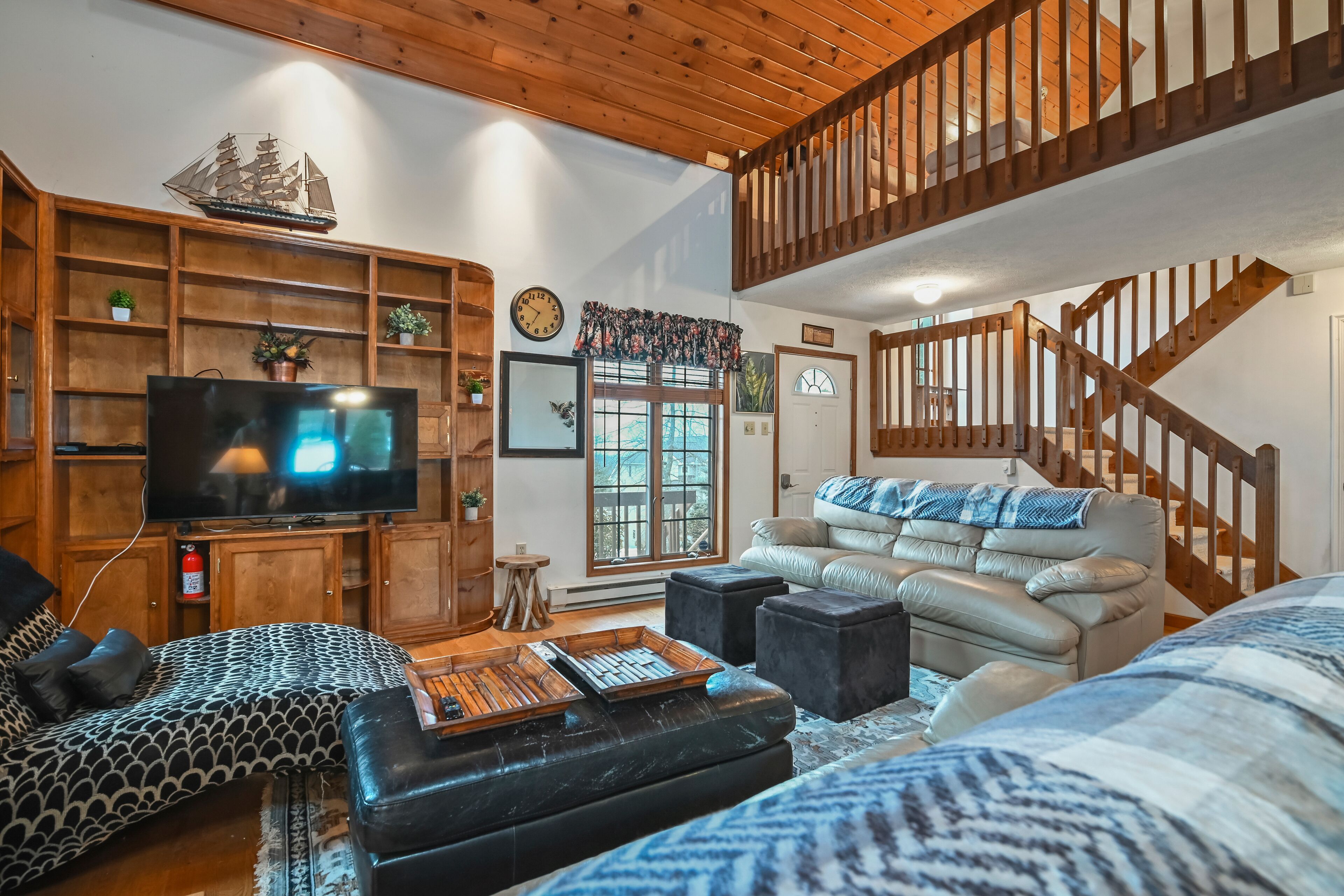 Magnificent home with full kitchen & deck - golf, skiing, & snowboarding nearby