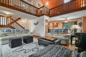 TV - Magnificent home with full kitchen & deck - golf, skiing, & snowboarding nearby (Lake Harmony)