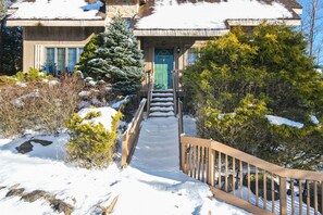 Exterior - Magnificent home with full kitchen & deck - golf, skiing, & snowboarding nearby (Lake Harmony)