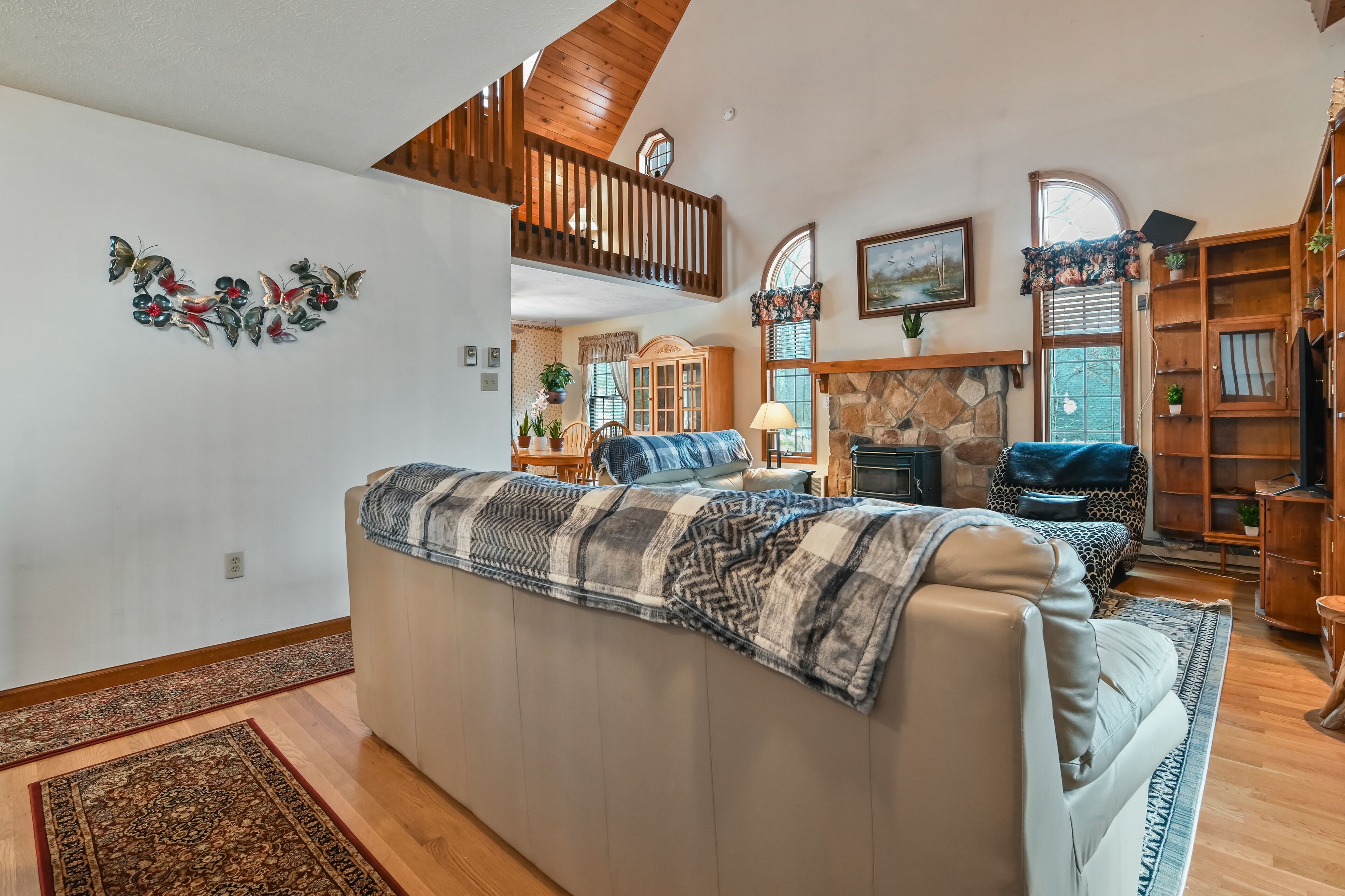 Magnificent home with full kitchen & deck - golf, skiing, & snowboarding nearby