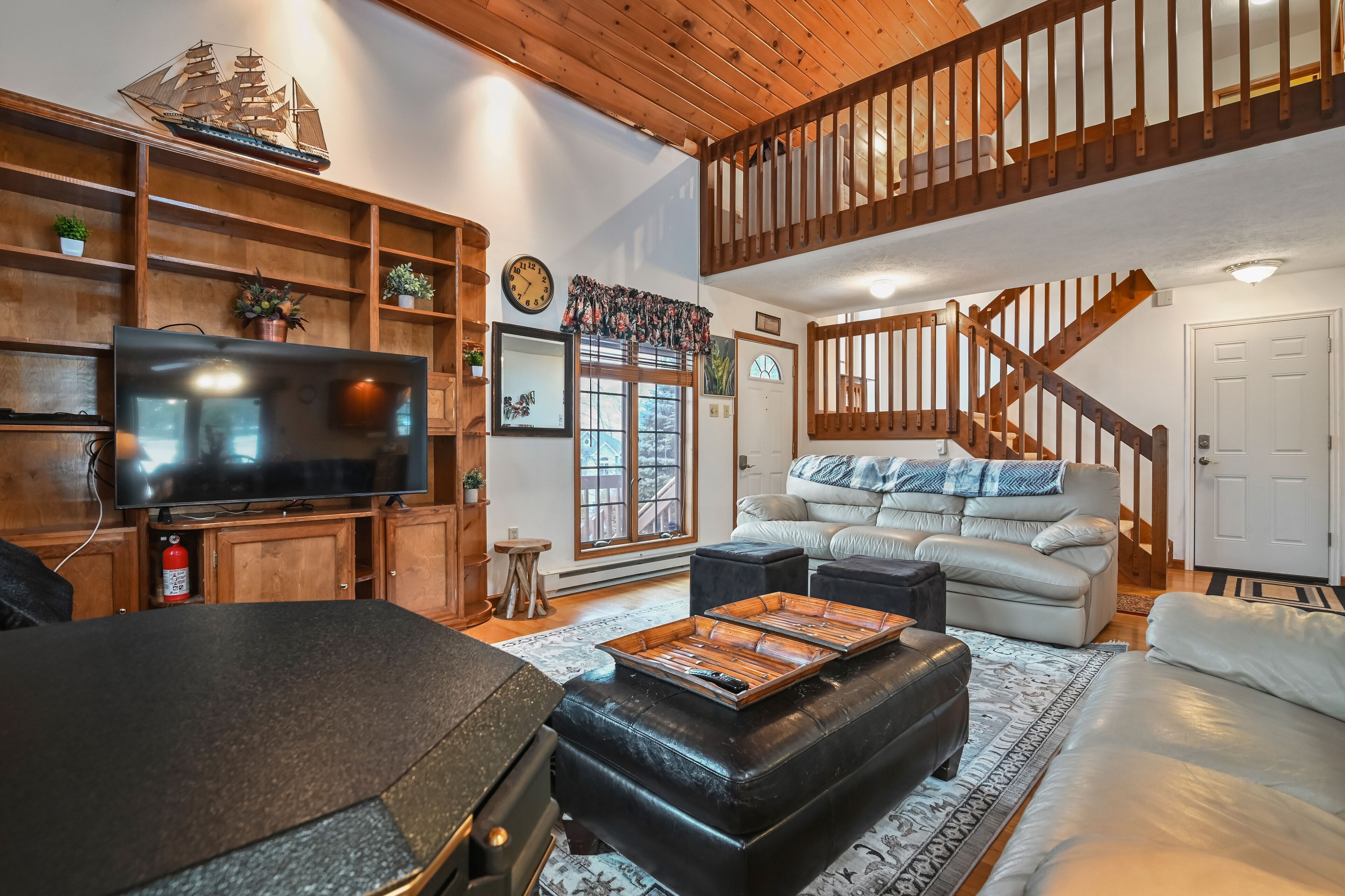Magnificent home with full kitchen & deck - golf, skiing, & snowboarding nearby