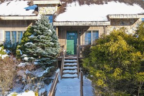 Exterior detail - Magnificent home with full kitchen & deck - golf, skiing, & snowboarding nearby (Lake Harmony)