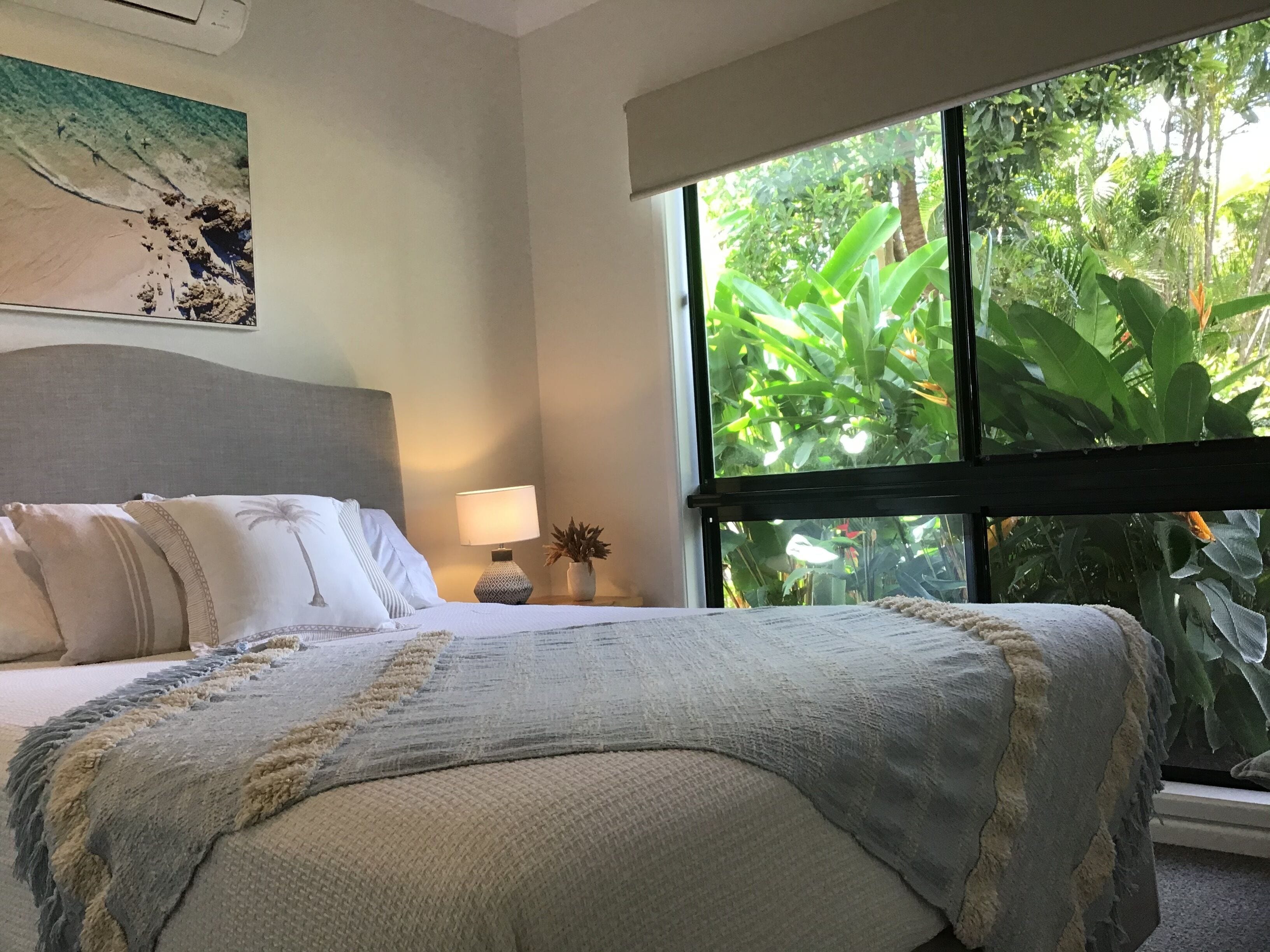 3 soverom, skrivebord, strykejern/-brett og reiseseng for barn