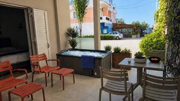 Luxury Apartment with Private Backyard &Jacuzzi | Terraza o patio