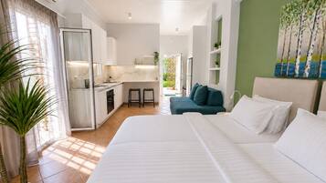 Luxury Studio with Private Backyard & Jacuzzi | Edredón, camas con efecto memoria y caja de seguridad en la habitación