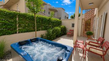 Luxury Studio with Private Backyard & Jacuzzi | Terrace/patio