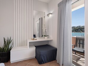 Luxe studio, niet-roken, uitzicht op zee | Donsdekens, bedden met traagschuimmatrassen, een kluis op de kamer