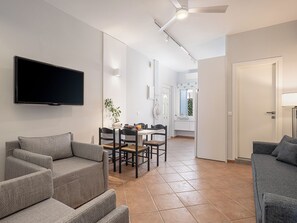 Luxury Apartment, Sea View | Dining room