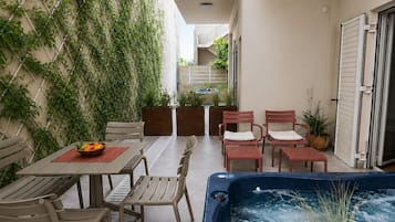 Luxury Apartment with Private Backyard &Jacuzzi | Terrace/patio