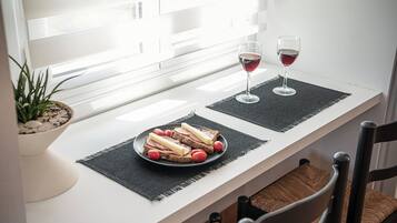 Studio Luxe, non-fumeurs, vue mer | Salle Ă manger