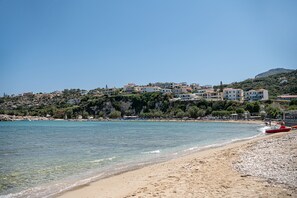 På stranden