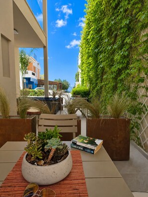 Luxury Studio with Private Backyard & Jacuzzi | テラス / パティオ