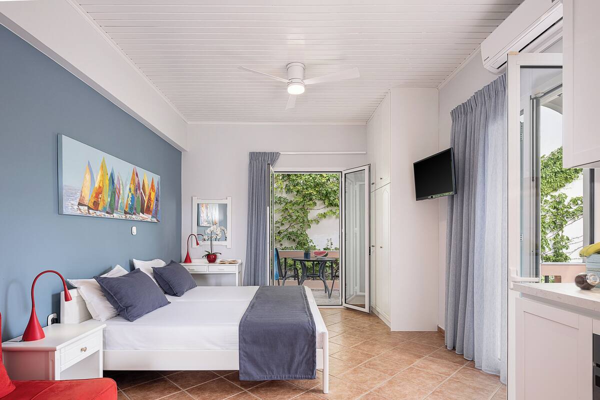 Estudio Deluxe, vista parcial al mar | 1 habitación, edredón y camas con efecto memoria
