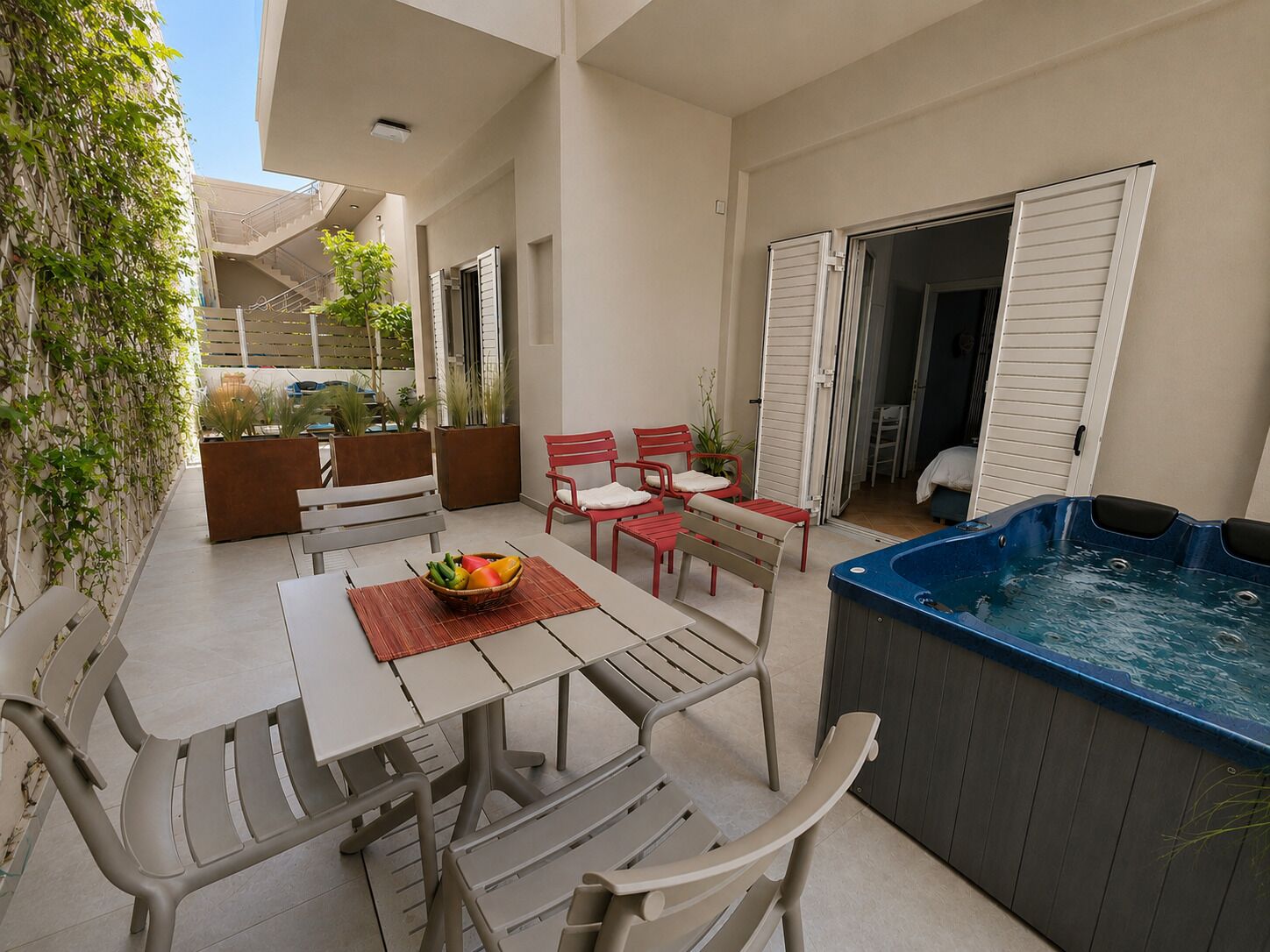 Luxury Apartment with Private Backyard &Jacuzzi | Terrasse/Patio