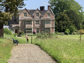 Exterior - Charming gothic house with a lovely terrace and garden (Clungunford)
