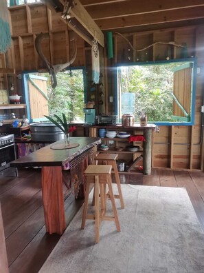 Frigorífico, horno, placa de cocina y lavavajillas