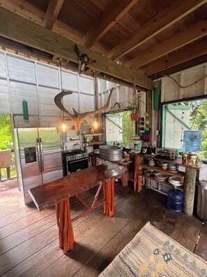 Kjøleskap, ovn, kokeplater og oppvaskmaskin