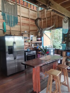 Kjøleskap, ovn, kokeplater og oppvaskmaskin