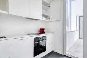 Kühlschrank, Mikrowelle, Ofen, Herdplatte
