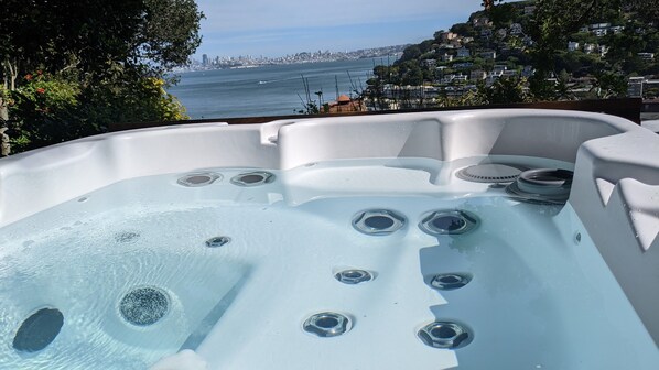 Tina de hidromasaje al aire libre