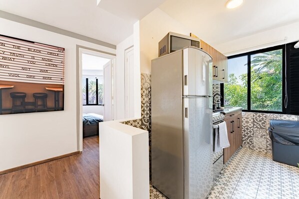 Refrigerador, microondas, horno y parrilla de estufa