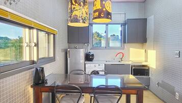 冰箱、微波炉、炉灶、电热水壶