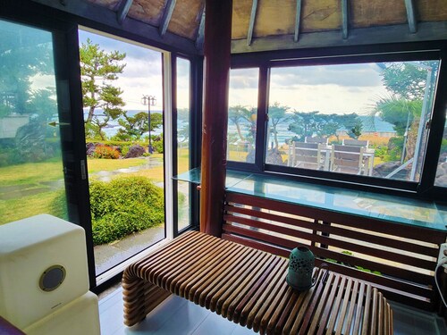 Orojeju :
The attentive studio devoted to the basics with majestic ocean view