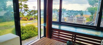 Orojeju :
The attentive studio devoted to the basics with majestic ocean view