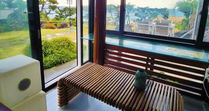 Orojeju :
The attentive studio devoted to the basics with majestic ocean view
