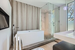 Shower, towels, soap, shampoo - Urban Modern Abode in SouthEnd Charlotte (with EV Charger) (Charlotte)