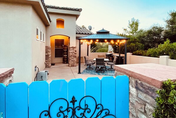 Outdoor dining - A super variety of games, golf carts, & unique decor near Zion National Park! (La Verkin)