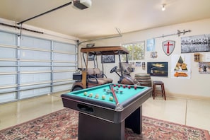 Games room - A super variety of games, golf carts, & unique decor near Zion National Park! (La Verkin)
