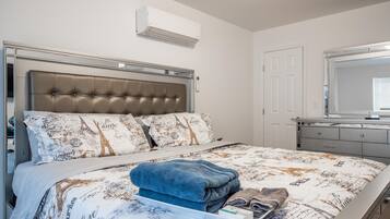 3 slaapkamers, een strijkplank/strijkijzer, gratis wifi, beddengoed