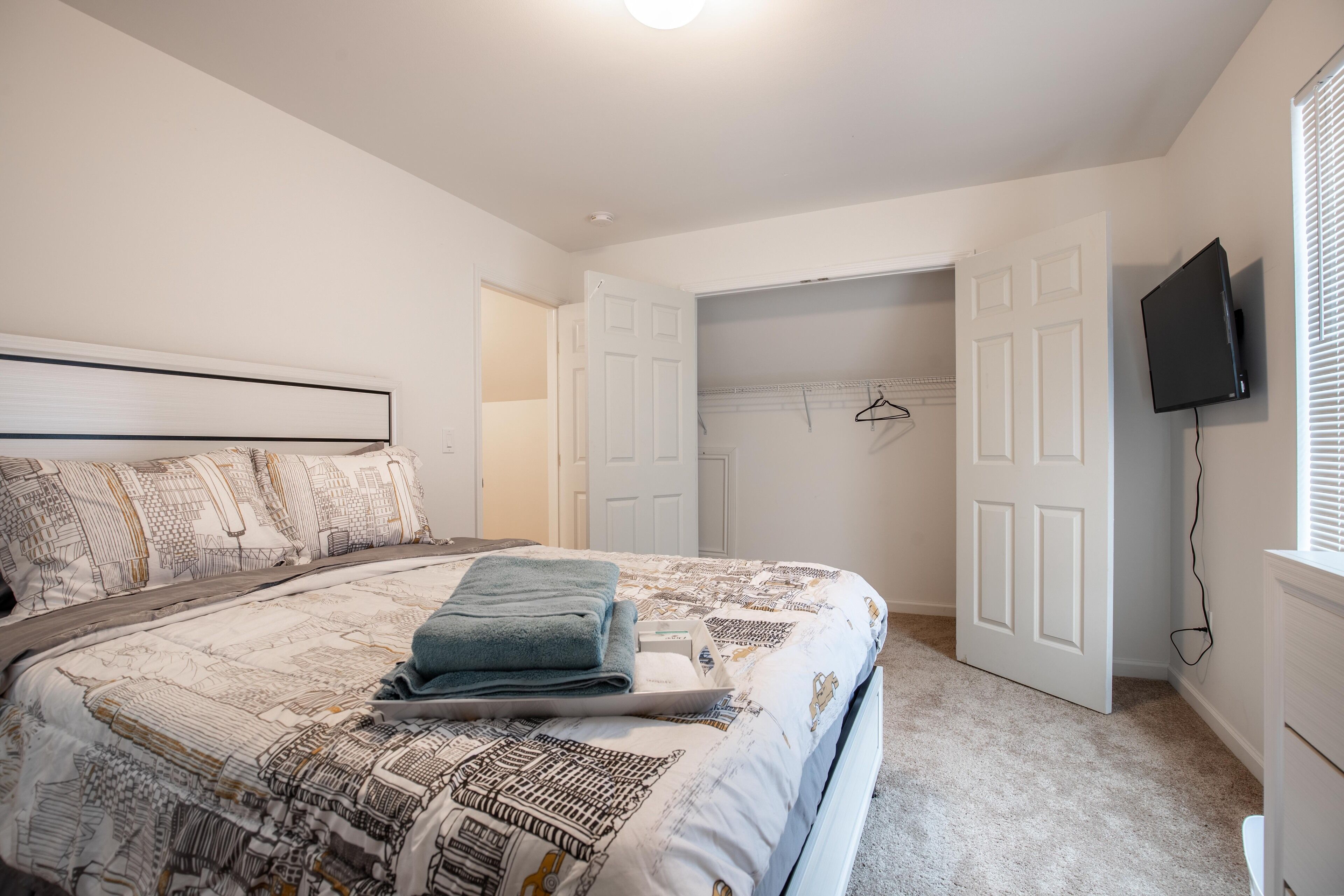 3 bedrooms, iron/ironing board, WiFi (free), bed sheets