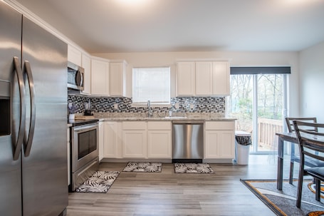 Fridge, microwave, oven, stovetop. Tranquil Stay