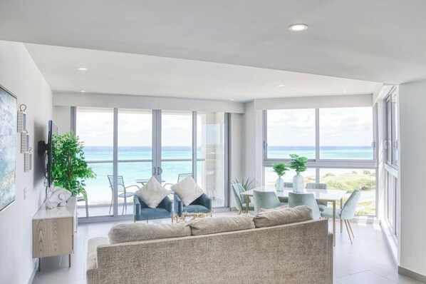 TV - Blue Oasis Beach Front Condo (Oranjestad)