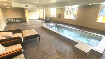 Kolam renang tertutup, kolam dipanaskan