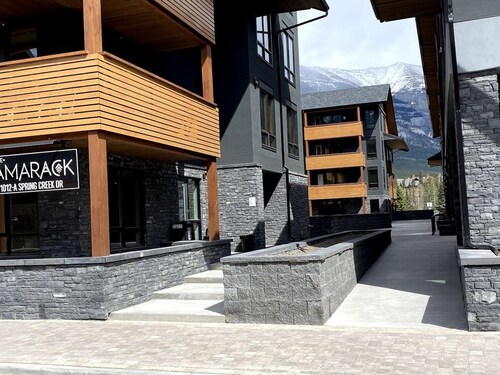 Luxury, Spacious, New, Entire Condo Suite, Scenery Year-round Mountain Getaway