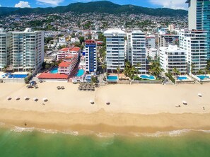 On the beach, white sand - WIVC Mar Azul Resort - Your Best Beachfront Stay in Acapulco (Acapulco)