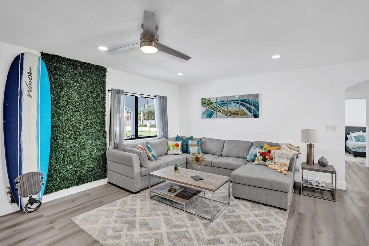Luxury Beach Retreat: 5 minute Walk to the Beach!