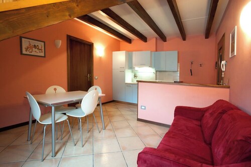 Pinewood Attic -Mountain Two Steps Perfect location, free parking