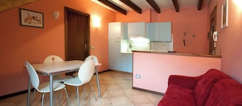 Pinewood Attic -Mountain Two Steps Perfect location, free parking