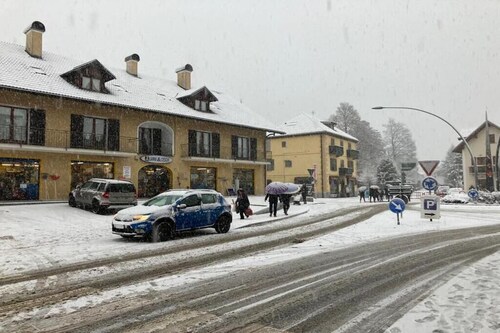 Pinewood Attic -Mountain Two Steps Perfect location, free parking