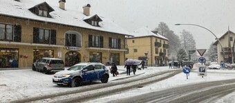 Pinewood Attic -Mountain Two Steps Perfect location, free parking